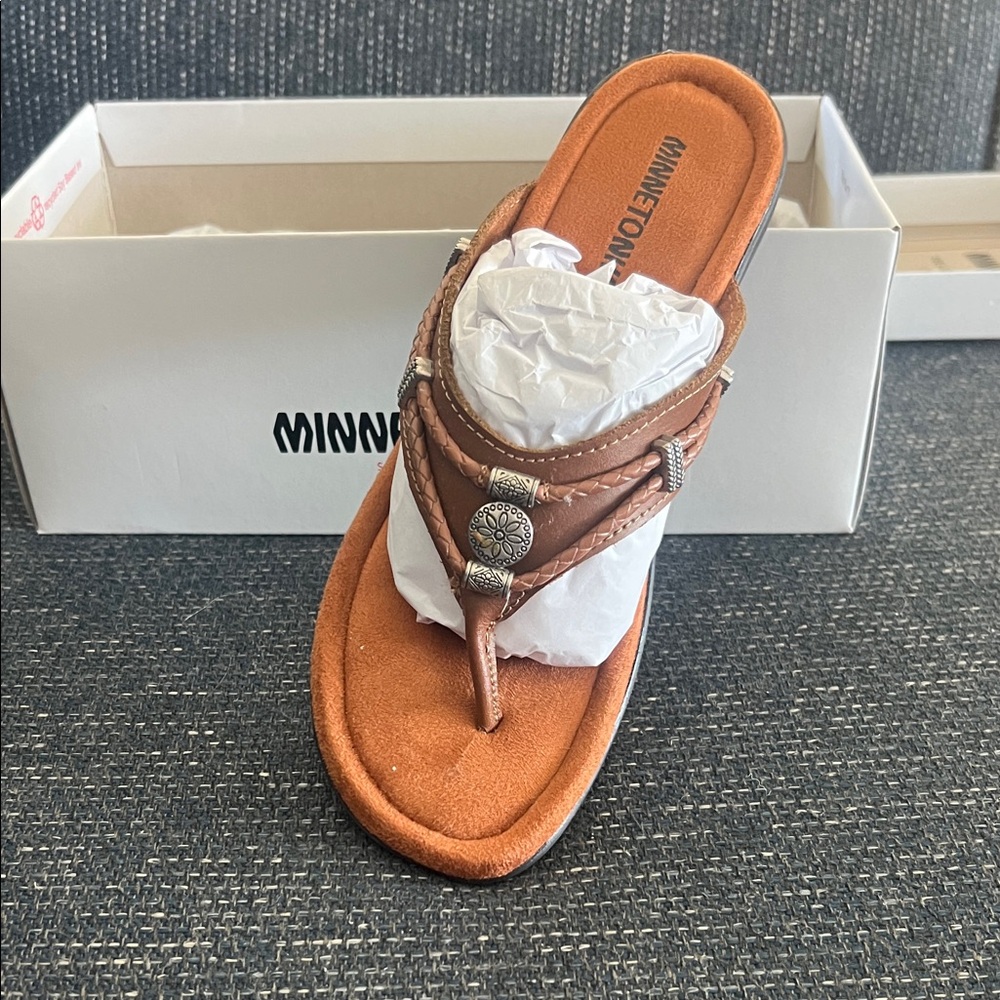 NWT Minnetonka Women's Tan Sandals with Silver Accents